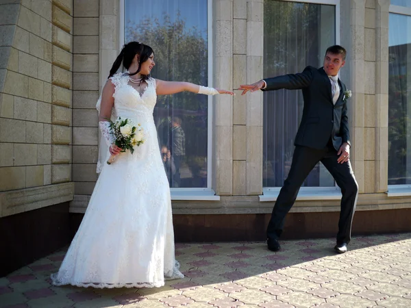 Hochzeitsgesellschaft. Braut und Bräutigam schauen einander an. — Stockfoto