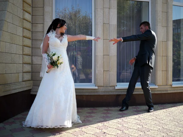 Hochzeitsgesellschaft. Braut und Bräutigam schauen einander an. — Stockfoto