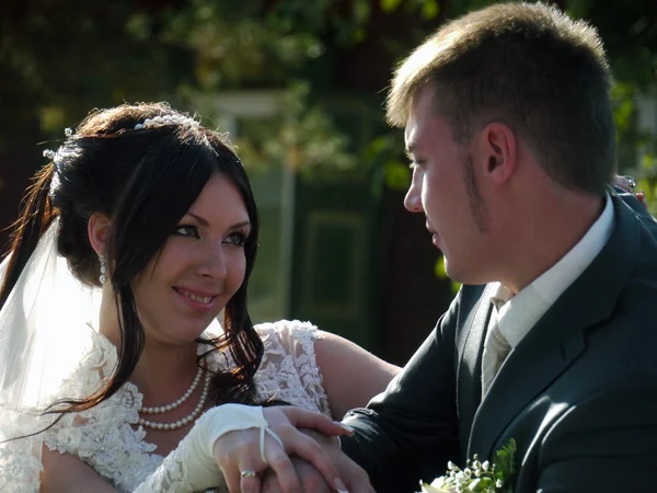 Wedding party. The bride and groom look at each other. — Stock Photo, Image