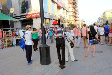 Samara, Rusya - 22 Ağustos 2014: animatör, palyaço balon 