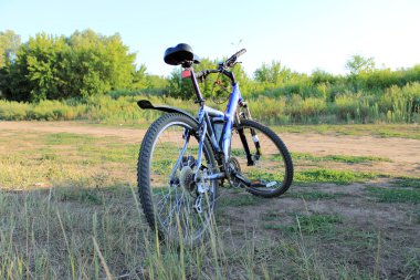 Buzuluk, Rusya - 15 Temmuz 2014: Bisiklet yarışı doğada.