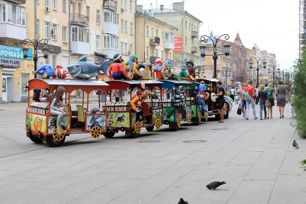 Samara, Rússia - 21 de agosto de 2014: férias de crianças. Patinação infantil — Fotografia de Stock