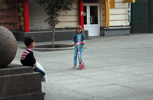 2014 年 8 月 21 日，俄罗斯萨马拉: 不知姓名的姑娘骑 scoot — 图库照片