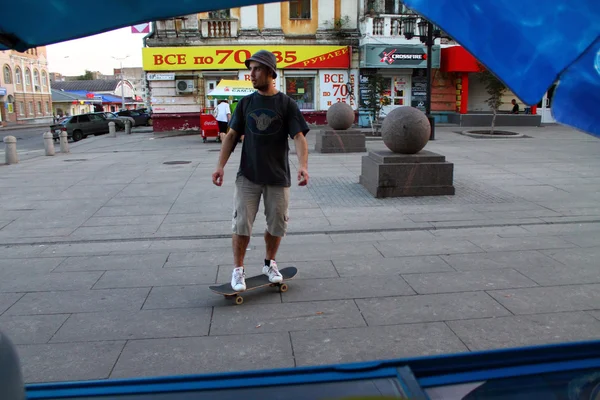 사마라, 러시아-2014 년 8 월 22 일: 정체 불명된 남자 그의 스 카 타기 — 스톡 사진
