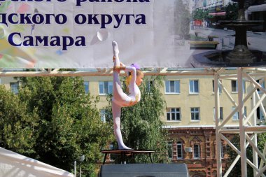 Samara, Rusya - 24 Ağustos 2014: bir bilinmeyen kız jimnastikçi perfor