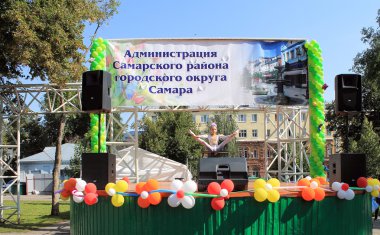 Samara, Rusya - 24 Ağustos 2014: bir bilinmeyen kız jimnastikçi perfor