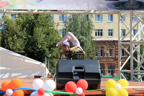 Samara, Rusia - 24 de agosto de 2014: una gimnasta desconocida —  Fotos de Stock