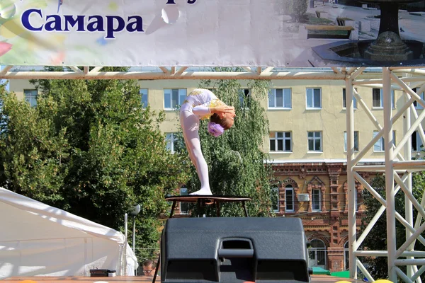 Samara, Rusia - 24 de agosto de 2014: una gimnasta desconocida —  Fotos de Stock