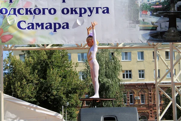 2014 年 8 月 24 日，俄罗斯萨马拉: 未知的女孩体操运动员性能 — 图库照片