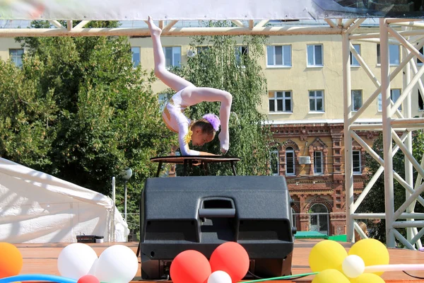 Samara, Federacja Rosyjska - 24 sierpnia 2014: nieznany dziewczynka gimnastyczka wydajność — Zdjęcie stockowe