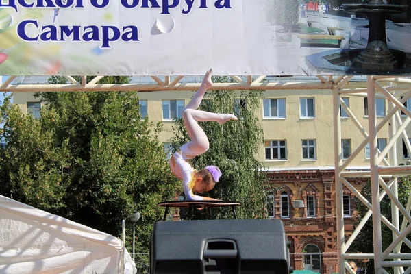 サマーラ, ロシア - 2014 年 8 月 24 日: 性能体操、未知の女の子 — ストック写真