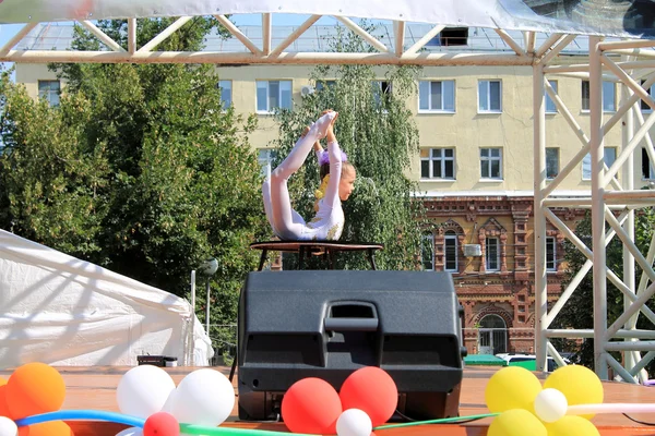 Samara, Rusia - 24 de agosto de 2014: una gimnasta desconocida —  Fotos de Stock