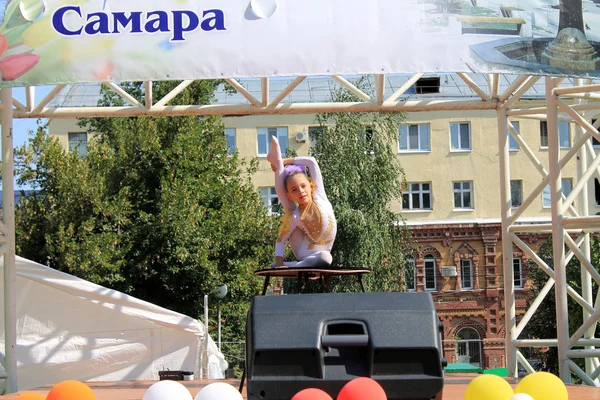 Samara, Rusia - 24 de agosto de 2014: una gimnasta desconocida —  Fotos de Stock