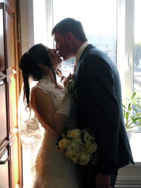 Düğün partisi. Gelin ve damat birbirinize bakın.