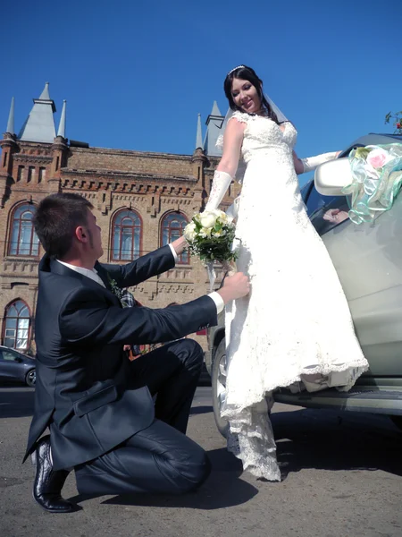 Wedding party. The bride and groom look at each other. — Stock Photo, Image