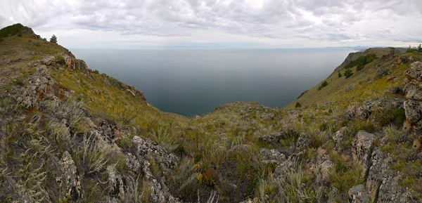 Gizemli ada olan Olkhon Baykal Gölü üzerinde. Manzara — Stok fotoğraf