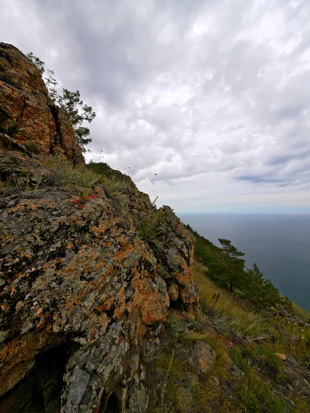 La misteriosa isla de Olkhon en el lago Baikal. El paisaje de — Foto de Stock