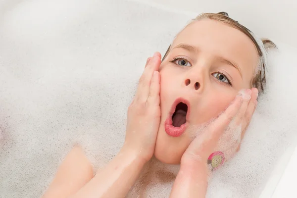 sevimli küçük kız küvetin içinde oynarken