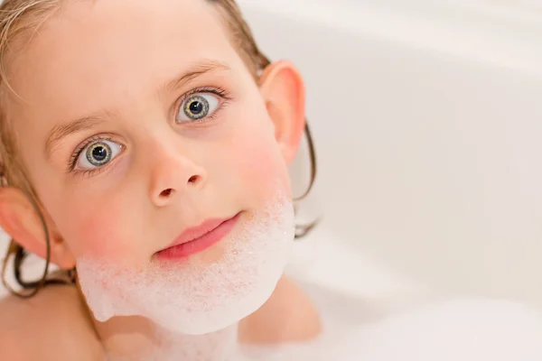 Hübsches kleines Mädchen spielt in der Badewanne — Stockfoto