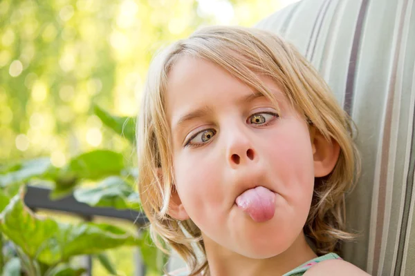 sevimli küçük kız gözleri ile geçti