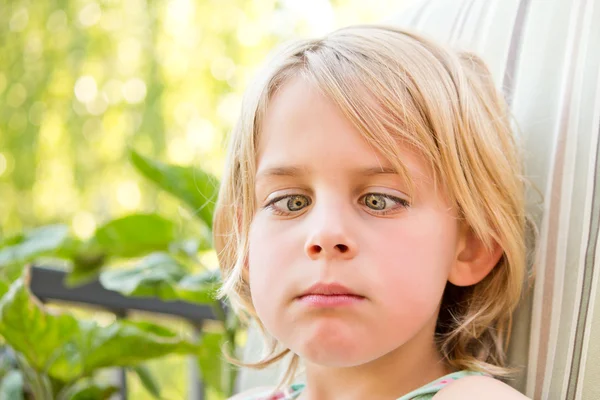 Mooi klein meisje met haar ogen gekruist — Stockfoto