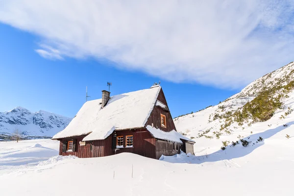 Cabaña de montaña de madera en el paisaje de invierno — Foto de Stock