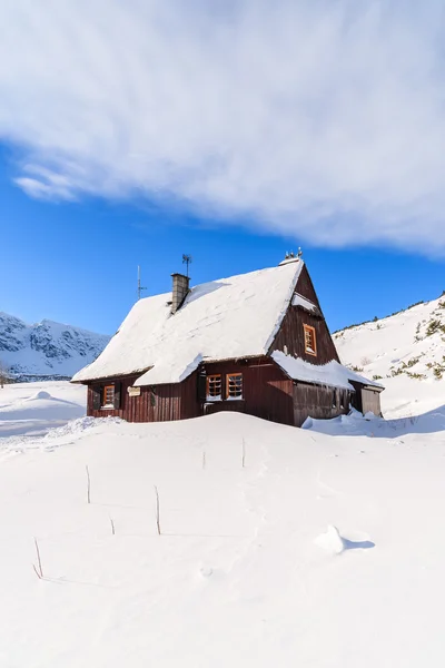 Cabaña de montaña de madera en el paisaje de invierno — Foto de Stock