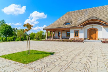 TOKARNIA VILLAGE, POLAND - 12 Mayıs 2016: Polonya 'nın Kielce kasabası yakınlarındaki Tokarnia köyündeki açık hava müzesinde geleneksel restoran binası.