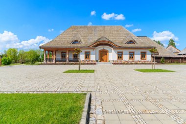 TOKARNIA VILLAGE, POLAND - 12 Mayıs 2016: Tokarnia köyündeki geleneksel restoran binası güneşli bahar gününde, Polonya.