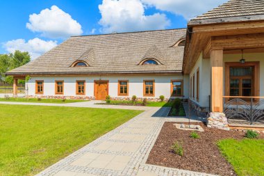 Polonya 'nın Kielce yakınlarındaki Tokarnia köyünde geleneksel evler