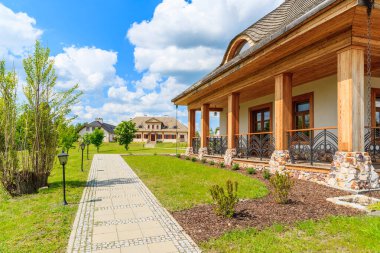Polonya 'nın Tokarnia köyündeki güzel geleneksel restoran yolu boyunca