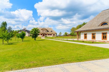 Polonya 'nın Tokarnia köyünde yeşil park ve güzel geleneksel evler