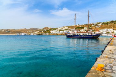 Mikonos limanı, Mykonos adası, Yunanistan 'da yelkenli teknesi