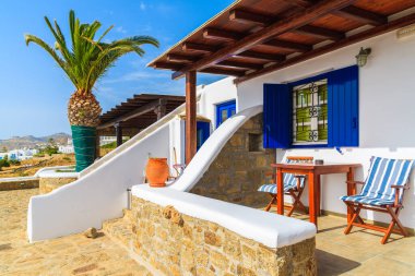 Yunanistan 'ın Mykonos adasındaki Mykonos kasabasında tipik bir Yunan tarzı daire