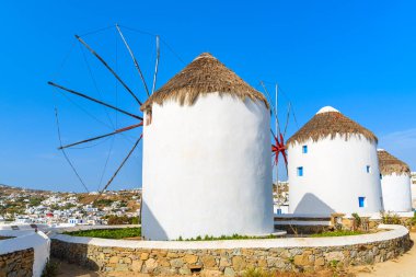 Mykonos Adası, Kiklad, Yunanistan 'da ünlü geleneksel yel değirmenleri