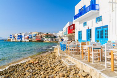 Küçük Venedik 'teki sahil ve taverna binalarının manzarası Mykonos kasabasının bir kısmı, Yunanistan Mykonos adası
