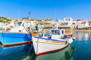 Mykonos, Cyclades, Yunanistan 'daki Mykonos limanındaki tipik renkli Yunan balıkçı tekneleri