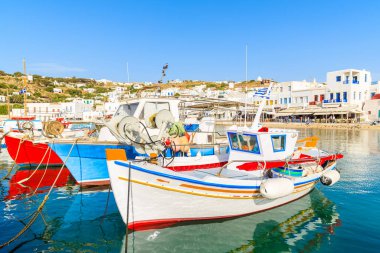 Mykonos, Cyclades, Yunanistan 'daki Mykonos limanındaki tipik renkli Yunan balıkçı tekneleri
