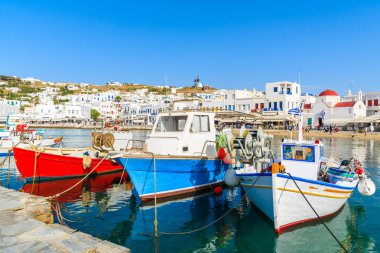 Mykonos limanı, Mykonos Adası, Yunanistan 'da renkli geleneksel balıkçı tekneleri