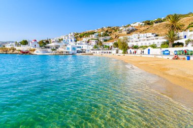 Mykonos kasabası, Cyclades, Yunanistan 'da kristal berrak deniz suyuyla güzel bir sahil.