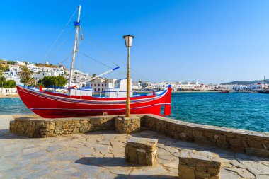 Yunanistan 'ın Mykonos adasındaki Mykonos kasabasında kıyı gezisinde kırmızı balıkçı teknesi