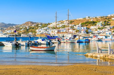 Mykonos, Cyclades, Yunanistan 'daki Mykonos limanındaki tipik renkli Yunan balıkçı tekneleri