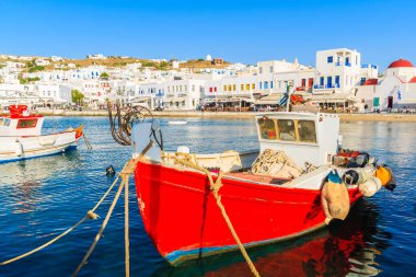 Yunanistan 'ın Mykonos adasındaki Mykonos limanında kırmızı renkli Yunan balıkçı teknesi