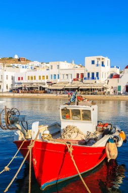 Yunanistan 'ın Mykonos limanında geleneksel kırmızı balıkçı teknesi