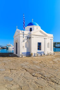Mikonos Limanı, Kiklad, Yunanistan 'da mavi kubbeli beyaz kilise