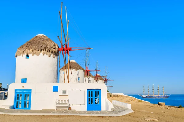 Yunanistan 'ın Mykonos, Cyclades adasında ünlü geleneksel yel değirmenleri