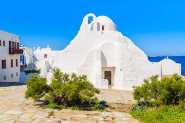 Yunanistan 'ın Cyclades adalarındaki Mykonos kasabasında beyaz bir Paraportiani kilisesi