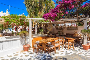 Yunanistan 'ın Cyclades adalarındaki güzel Mykonos kasabasında sokaktaki tipik Yunan küçük restoranı