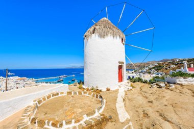 Mykonos limanı, Kiklad adaları, Yunanistan 'a bakan geleneksel beyaz yel değirmeni