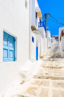 Yunanistan 'ın Cyclades adalarındaki güzel Mykonos kasabasının caddesindeki tipik beyaz evler